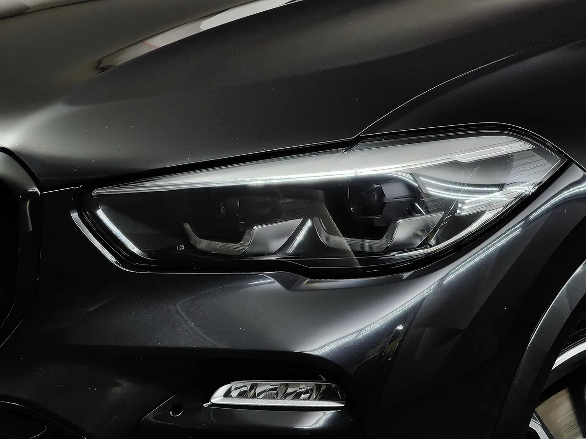 BMW X5 xDrive40d Steptronic (340 л.с.) Черный в АВИЛОН. Слайд №8