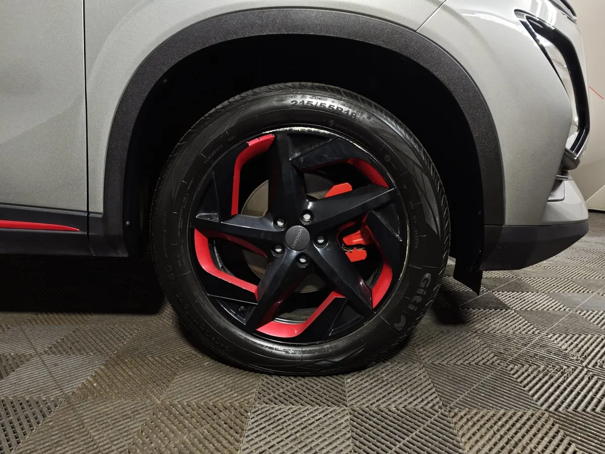 Omoda C5 1.6T DCT 4WD (150 л.с.) Supreme (двухцветный, красные элементы экстерьера) Серый в АВИЛОН. Слайд №9