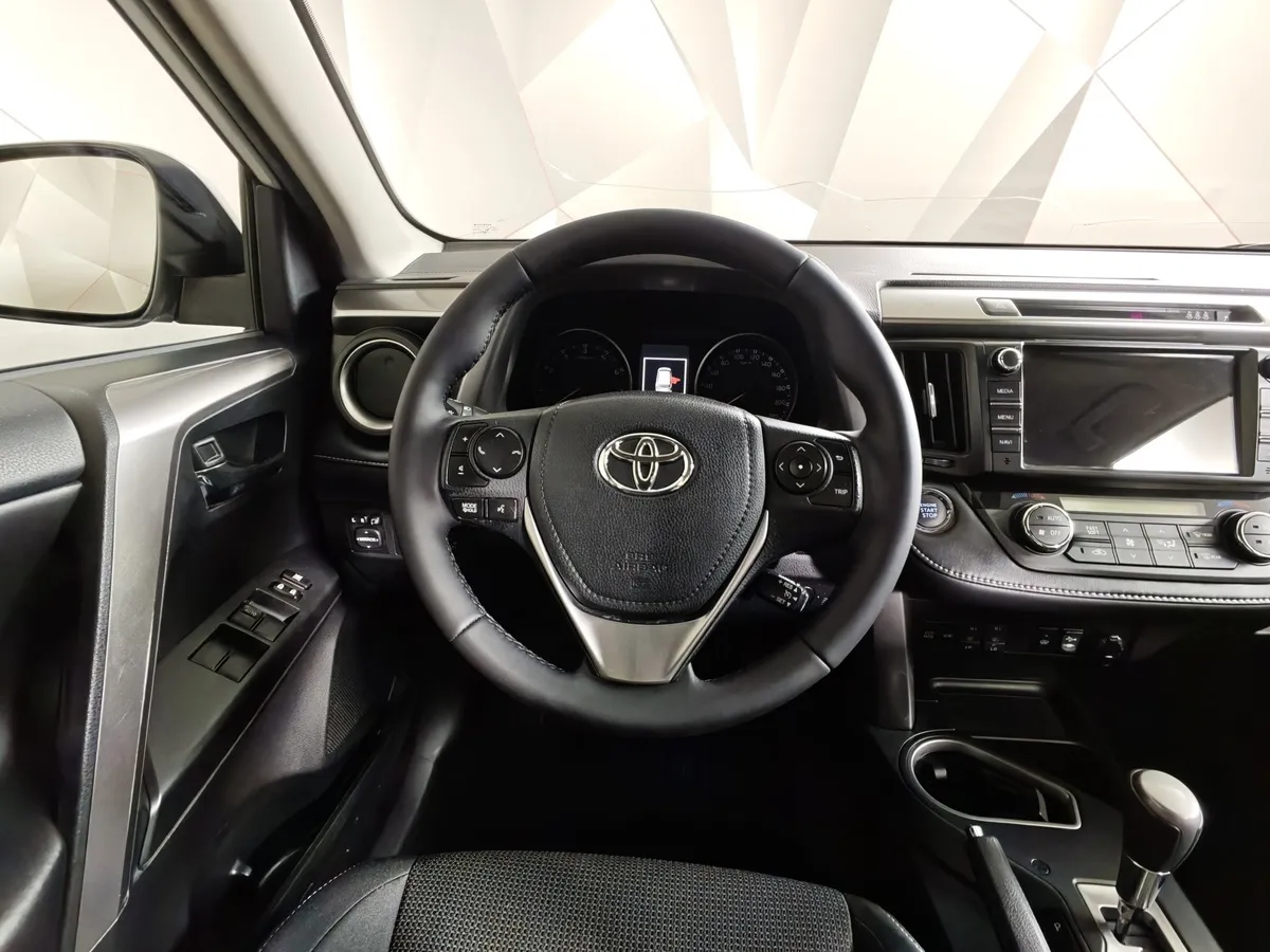 Toyota RAV4 2.5 AT 4WD (180 л.с.) Престиж Белый в АВИЛОН. Слайд №20