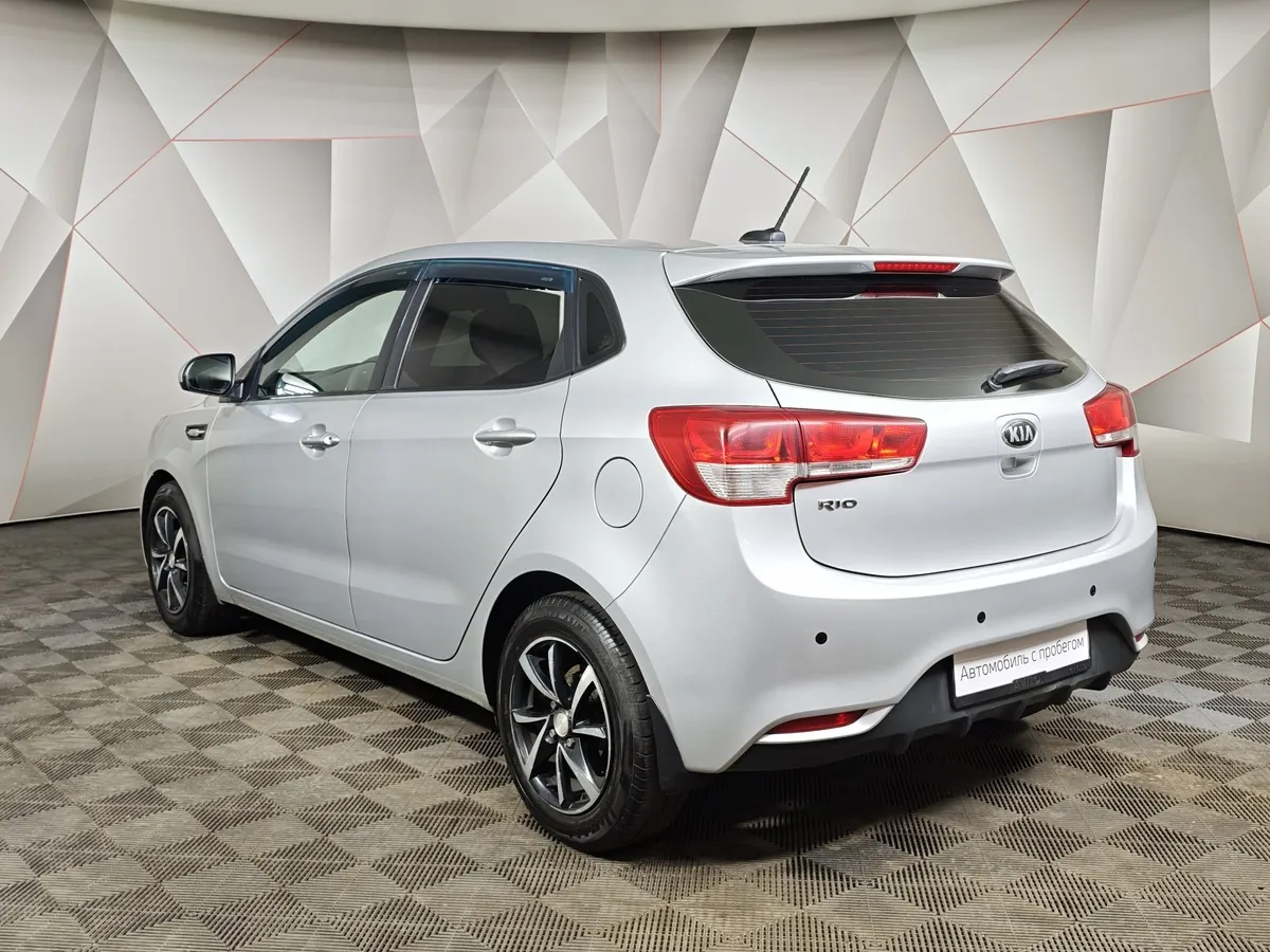 Kia Rio 1.6 AT (123 л.с.) Серебристый в АВИЛОН. Слайд №4