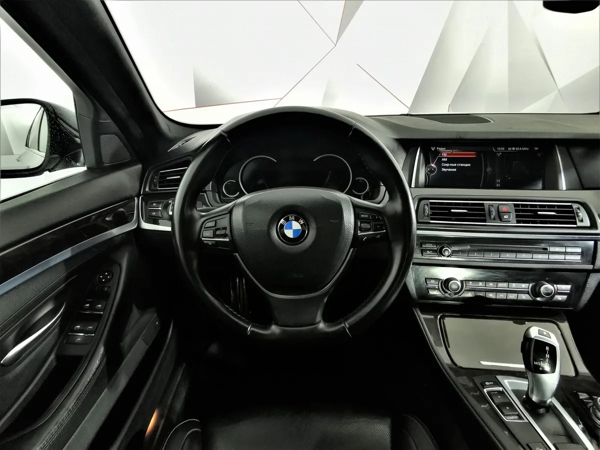 BMW 5 серия 528i xDrive AT (245 л.с.) Base Локальная сборка Белый в АВИЛОН. Слайд №15