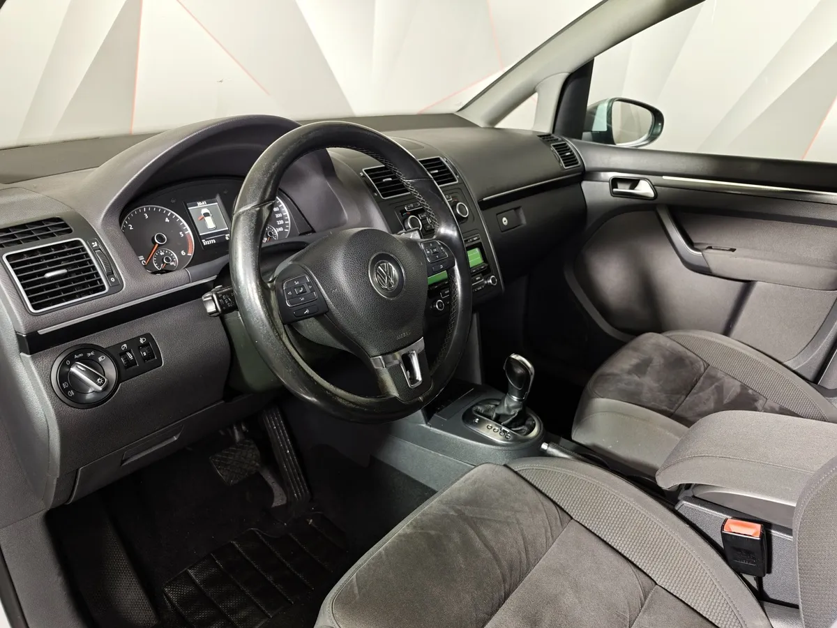 Volkswagen Touran 2.0 TDI DSG (110 л.с.) Highline Серебристый в АВИЛОН. Слайд №17