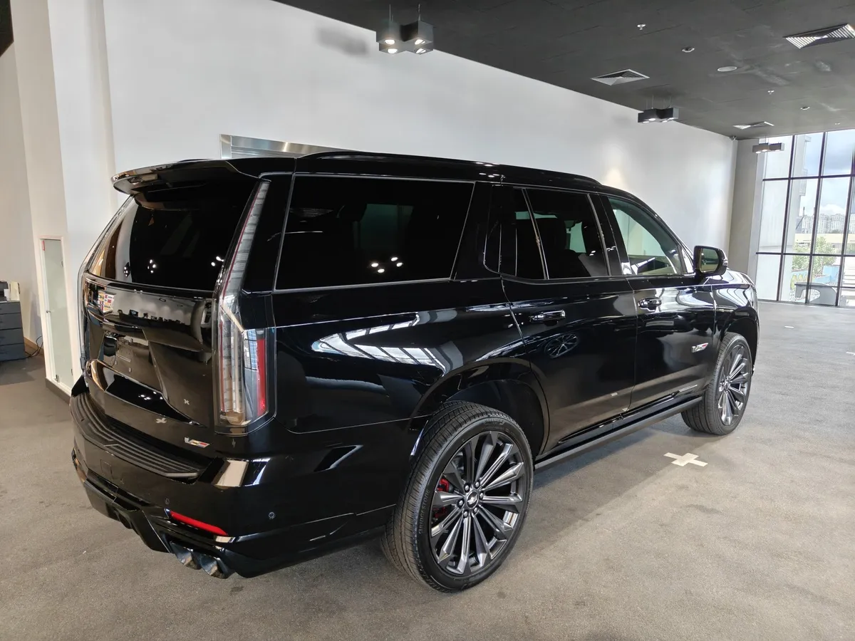 Cadillac Escalade V 6.2 AT 4WD (690 л.с.) V-series Черный в АВИЛОН. Слайд №2