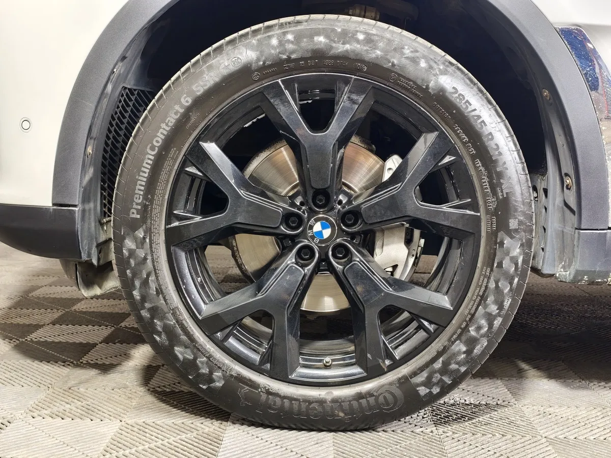 BMW X7 xDrive30d Steptronic (249 л.с.) Exclusive Launch Package Белый в АВИЛОН. Слайд №7