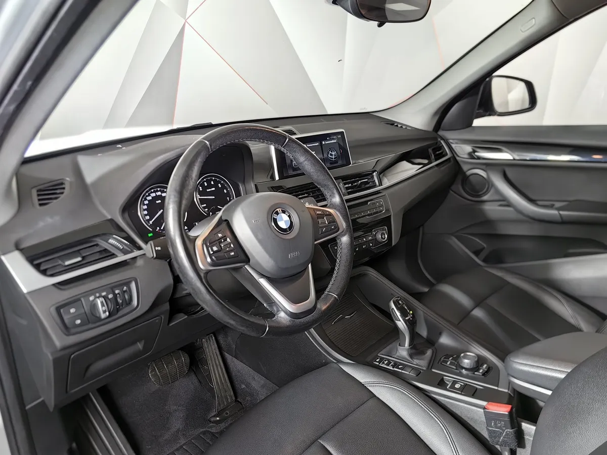 BMW X1 18i sDrive (140 л.с.) SE Серый в АВИЛОН. Слайд №12