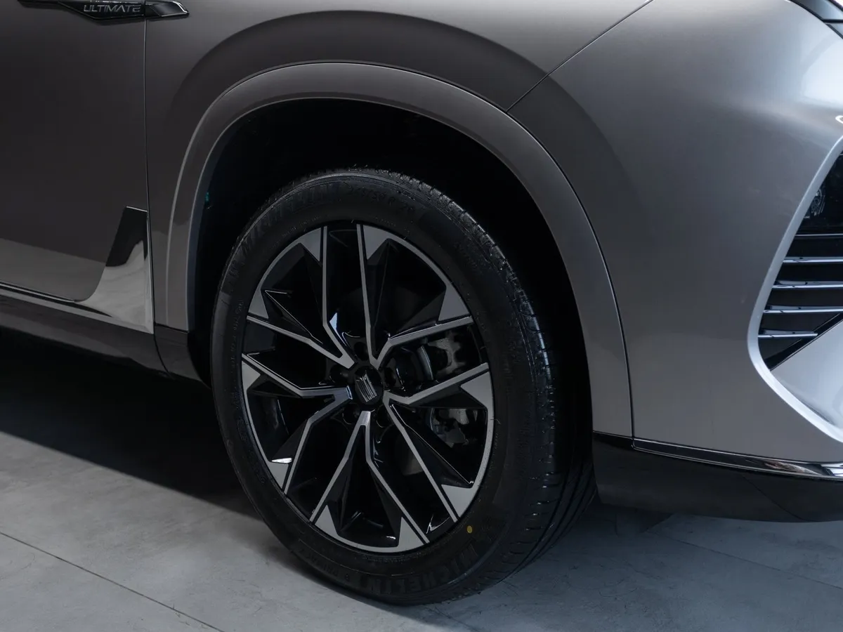 Москвич М90 2.0 ATT 4WD (200 л.с.) Ультимейт Серебристый в АВИЛОН. Слайд №22