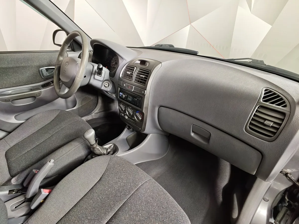 Hyundai Accent 1.5 MT (102 л.с.) Серый в АВИЛОН. Слайд №12
