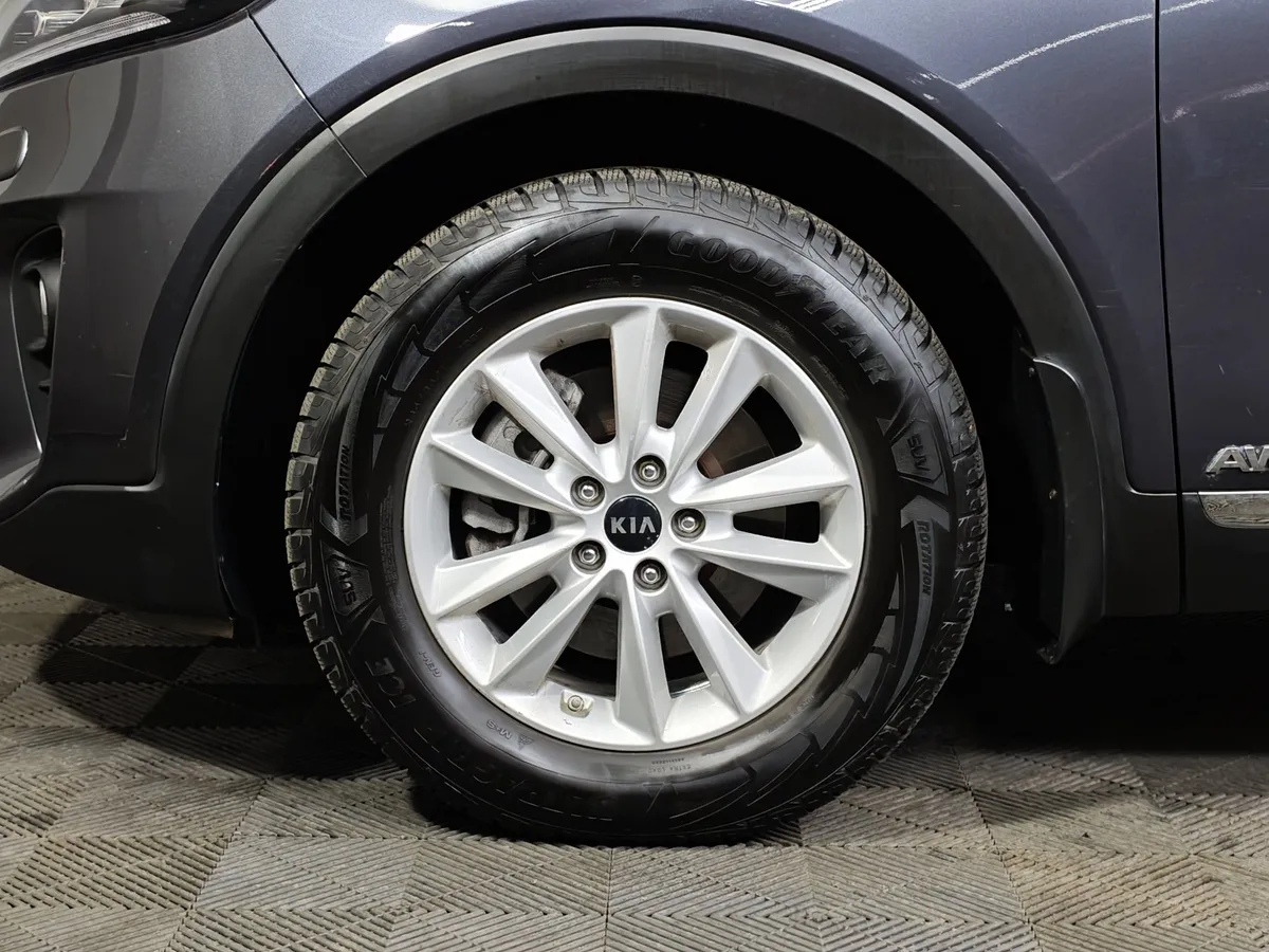 Kia Sorento 2.4 GDI AT AWD (188 л.с.) Luxe Серый в АВИЛОН. Слайд №9