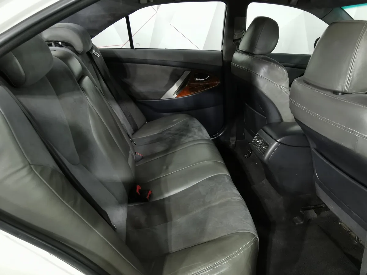 Toyota Camry 2.4 VVT-i AT (167 л.с.) Белый в АВИЛОН. Слайд №15