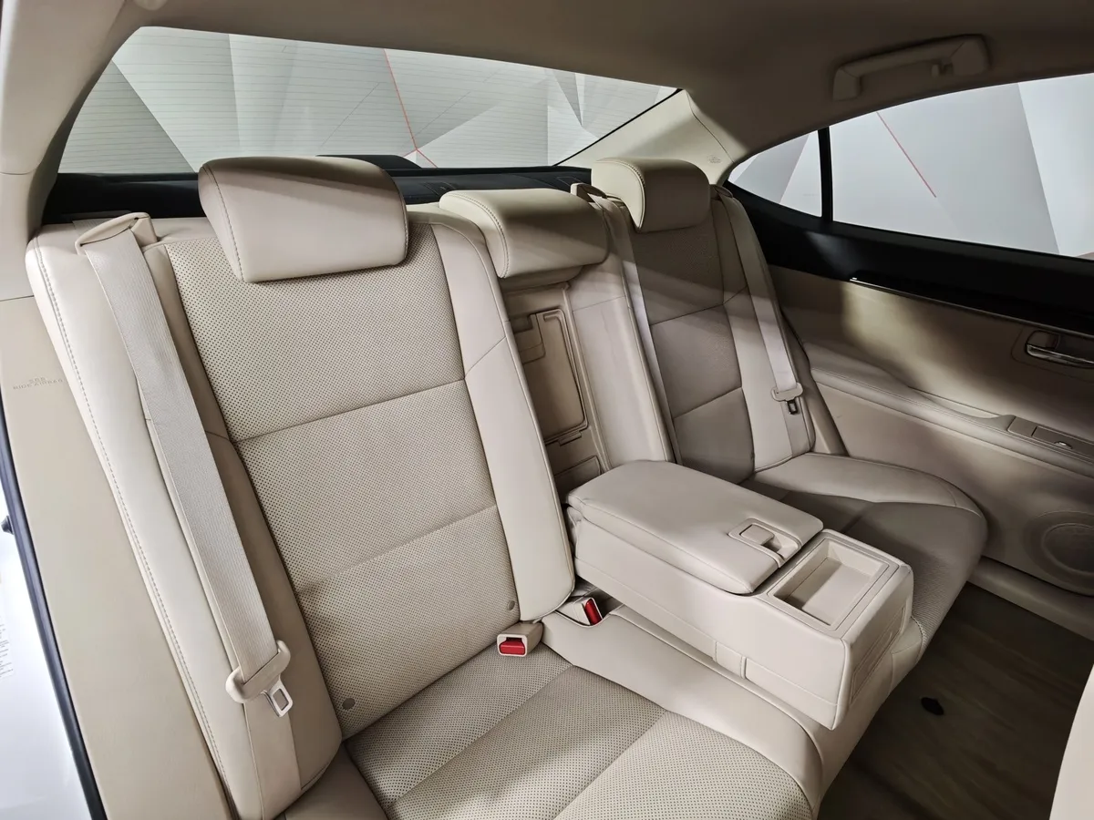 Lexus ES 250 AT (184 л.с.) Comfort Белый в АВИЛОН. Слайд №16