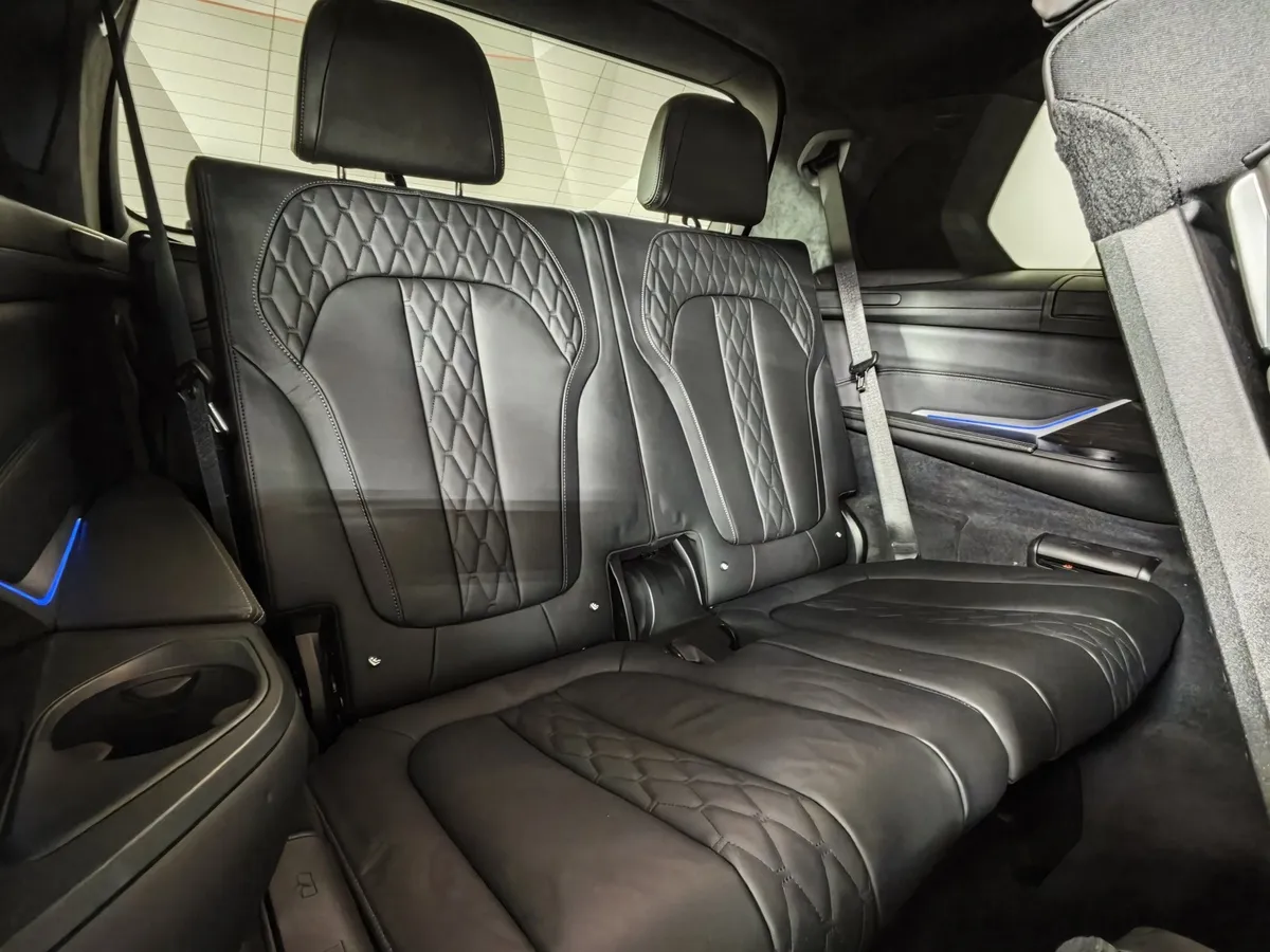 BMW X7 xDrive40d Steptronic (340 л.с.) Базовая (Локальная сборка) Черный в АВИЛОН. Слайд №21