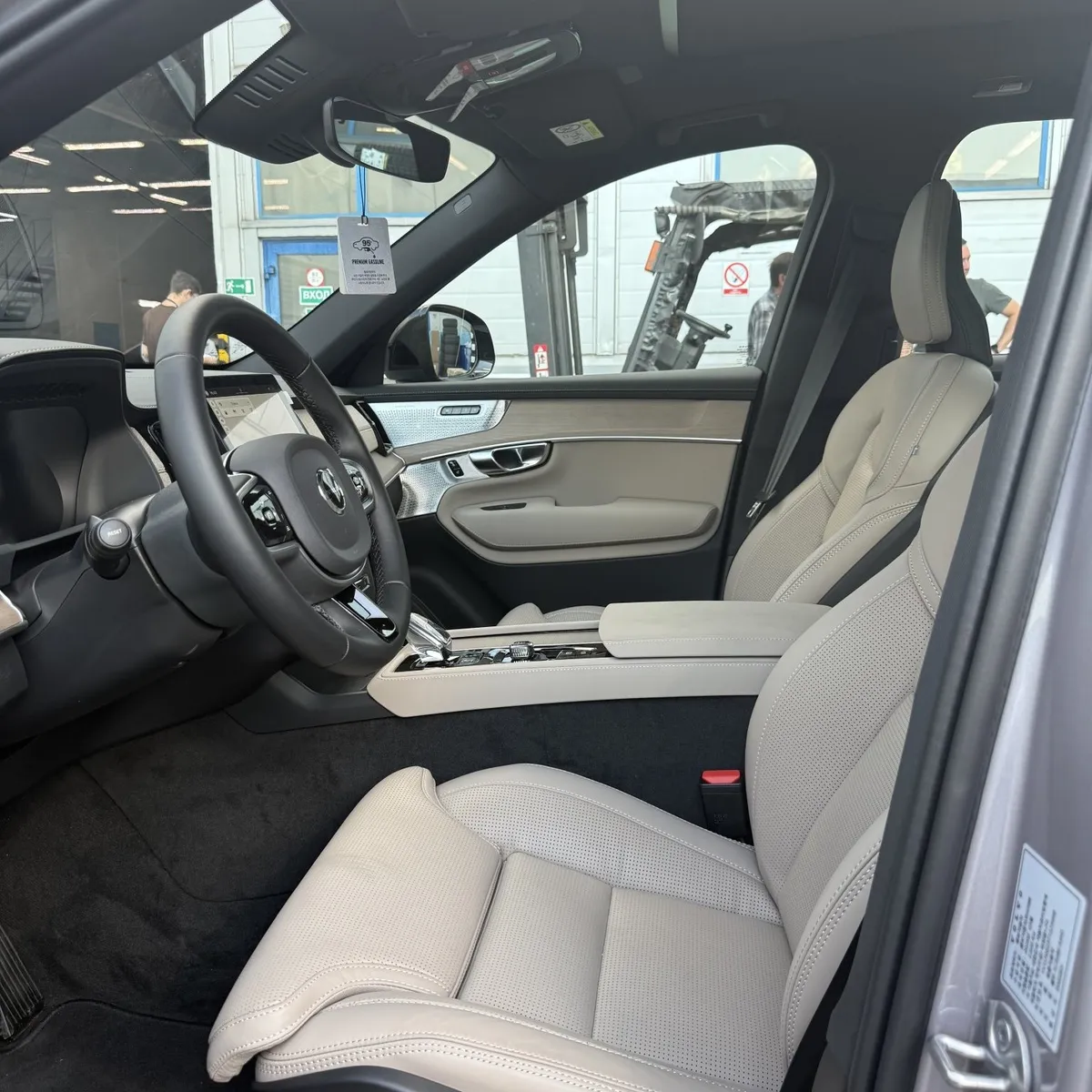 Volvo XC90 2.0 B6 mild hybrid AT AWD (7 мест) (300 л.с.) Ультра темный Серебристый в АВИЛОН. Слайд №6
