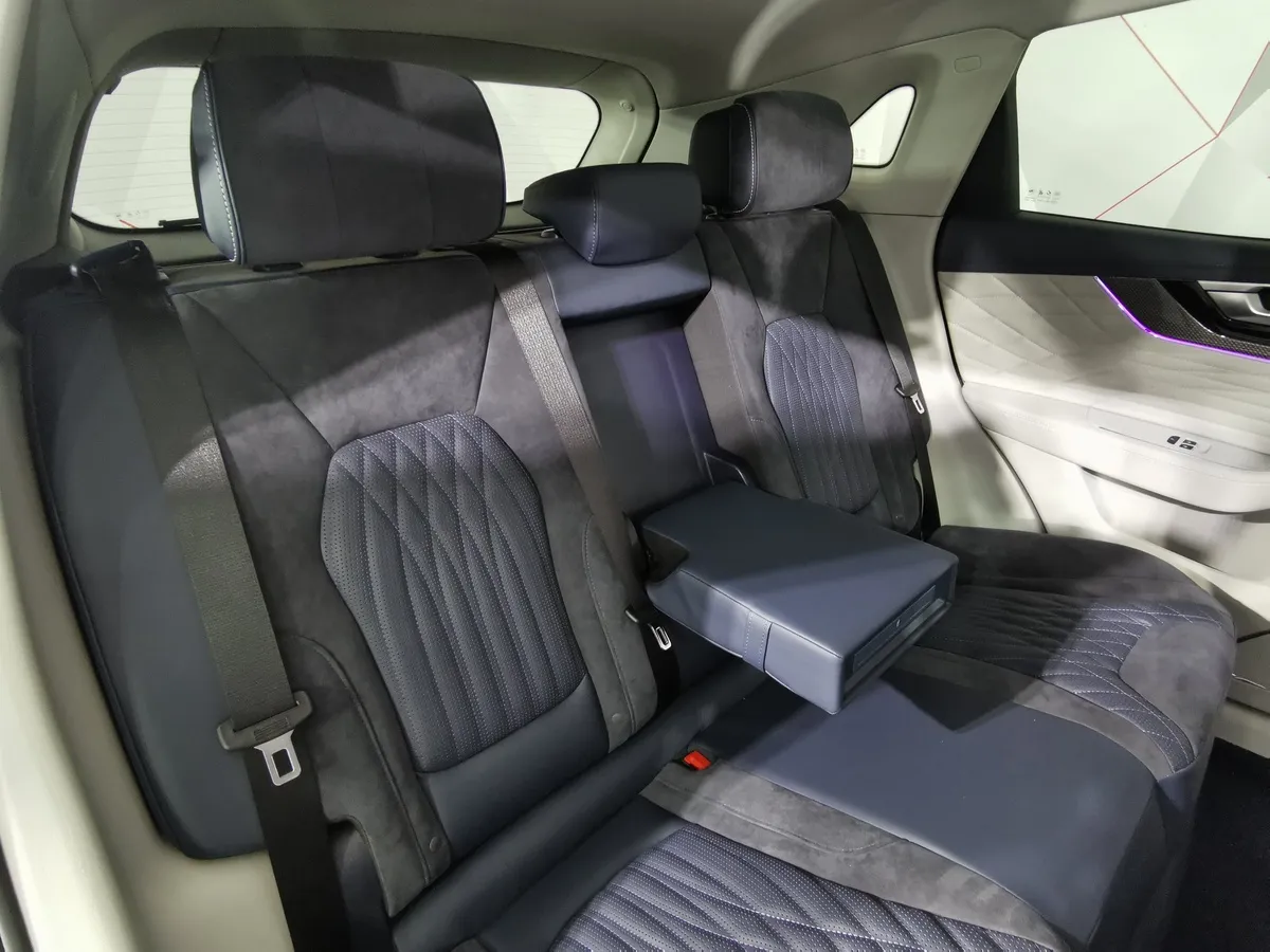 Hongqi HS5 2.0 AT 4WD (224 л.с.) Делюкс Черный в АВИЛОН. Слайд №16