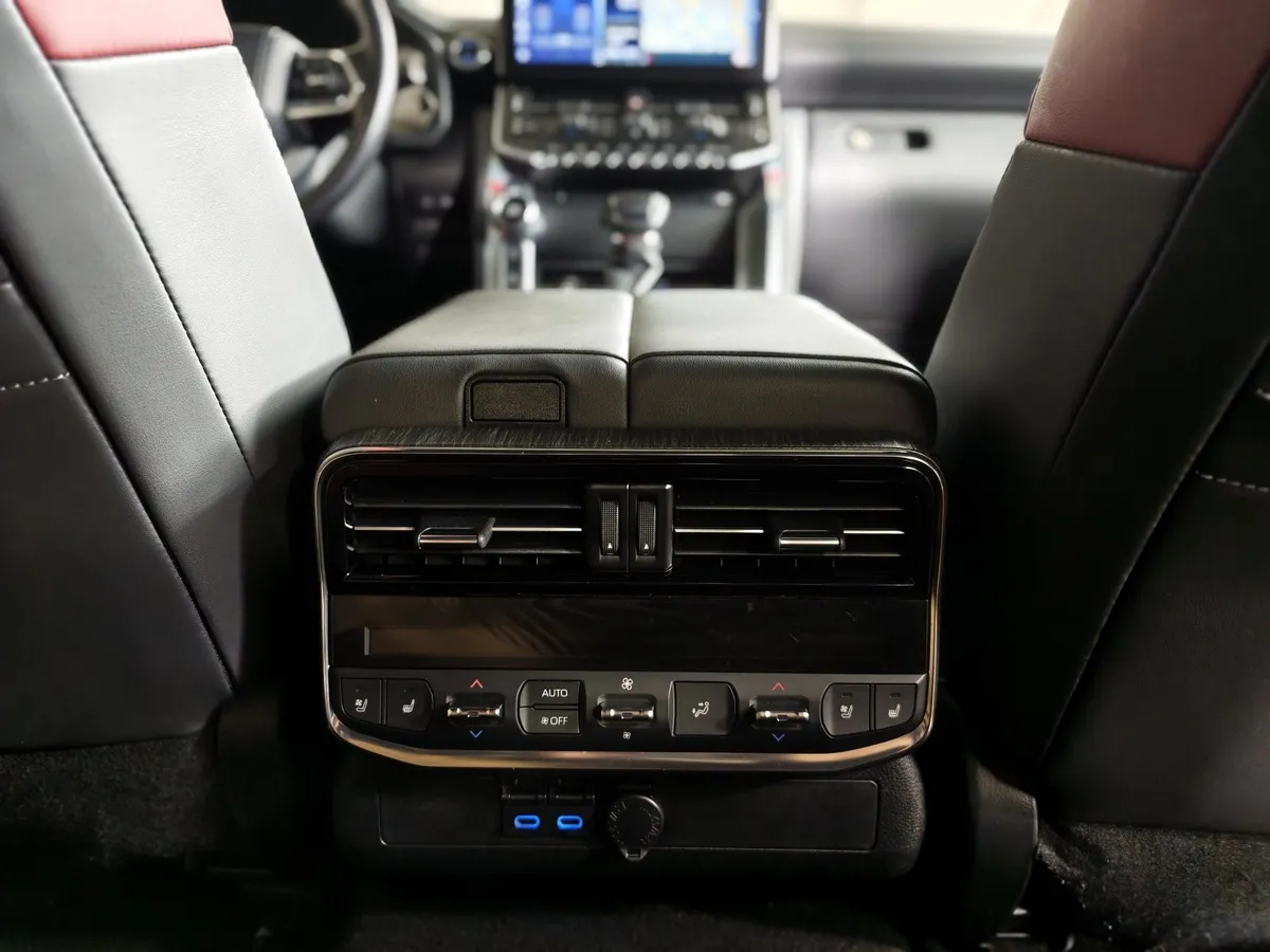 Toyota Land Cruiser 3.4 V6 AT 4WD (299 л.с.) 70th Anniversary Черный в АВИЛОН. Слайд №27