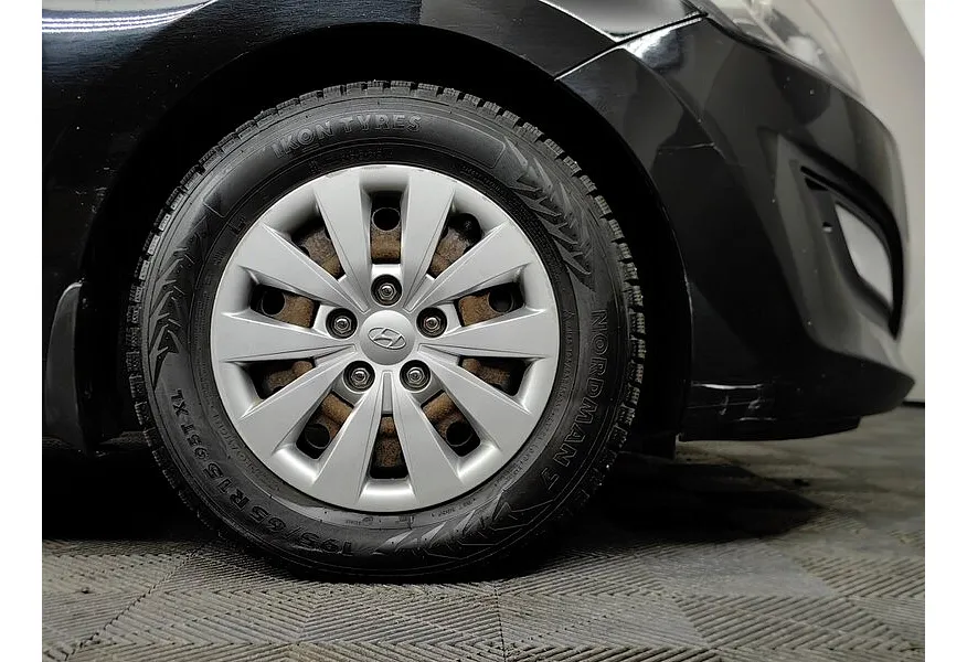 Hyundai i30 1.6 AT (126 л.с.) Черный в АВИЛОН. Слайд №9