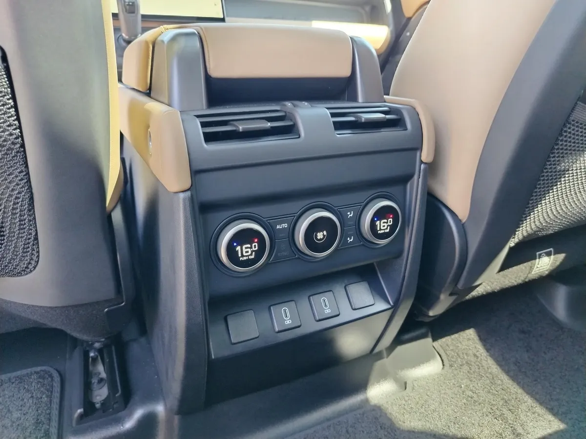 Land Rover Defender 3.0D D6H AT (249 л.с.) X-Dynamic HSE Черный в АВИЛОН. Слайд №12