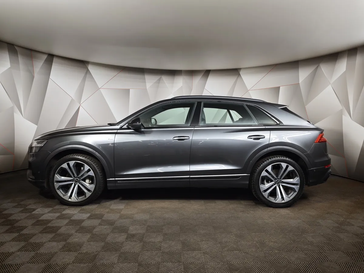Audi Q8 55 TFSI Tiptronic quattro (340 л.с.) Серый в АВИЛОН. Слайд №5