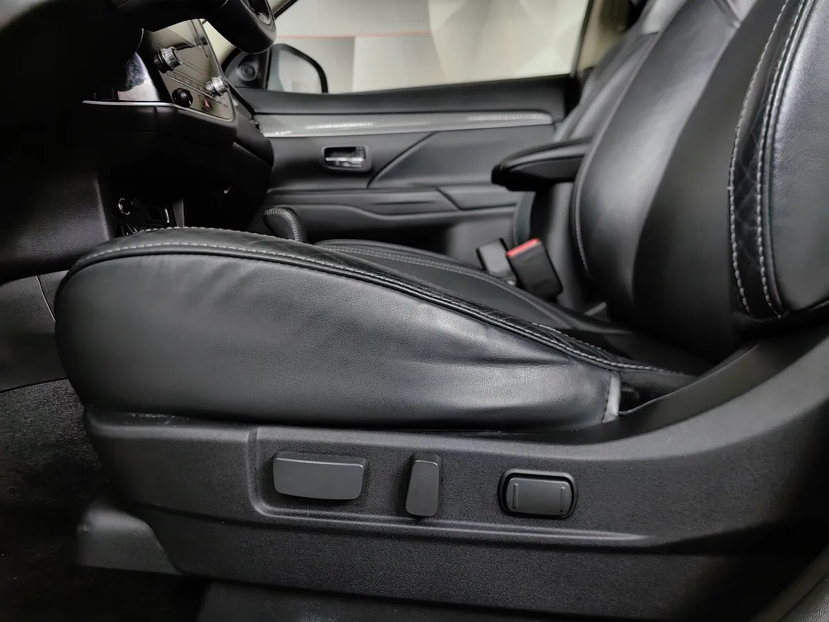 Mitsubishi Outlander 2.0 MIVEC CVT 4WD 7 мест (146 л.с.) Intense Plus Белый в АВИЛОН. Слайд №23