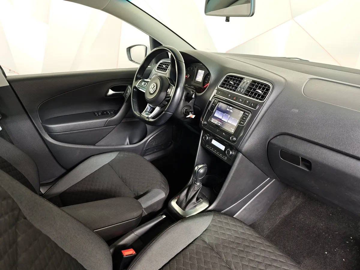Volkswagen Polo 1.6 MPI AT (110 л.с.) Highline Белый в АВИЛОН. Слайд №13
