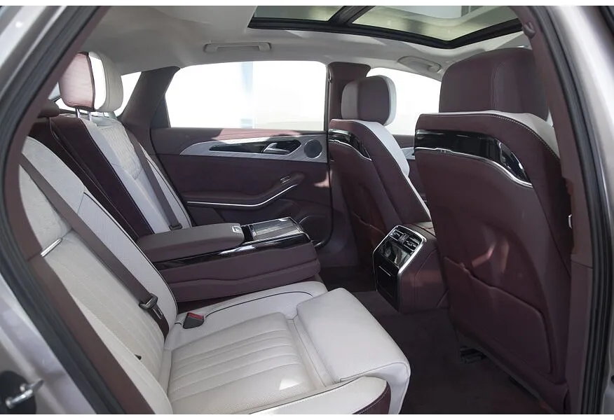 Hongqi H9 2.0T AT (245 л.с.) Deluxe   Комбинированный в АВИЛОН. Слайд №11