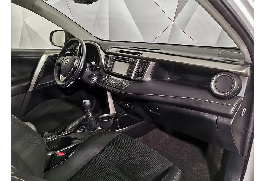 Toyota RAV4 2.0 MT AWD (146 л.с.) Белый в АВИЛОН. Слайд №12