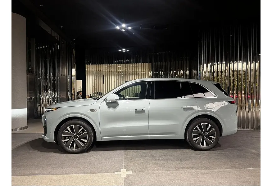 Li Auto L6 1.5 AT 4WD (150 л.с.) Pro Голубой в АВИЛОН. Слайд №2