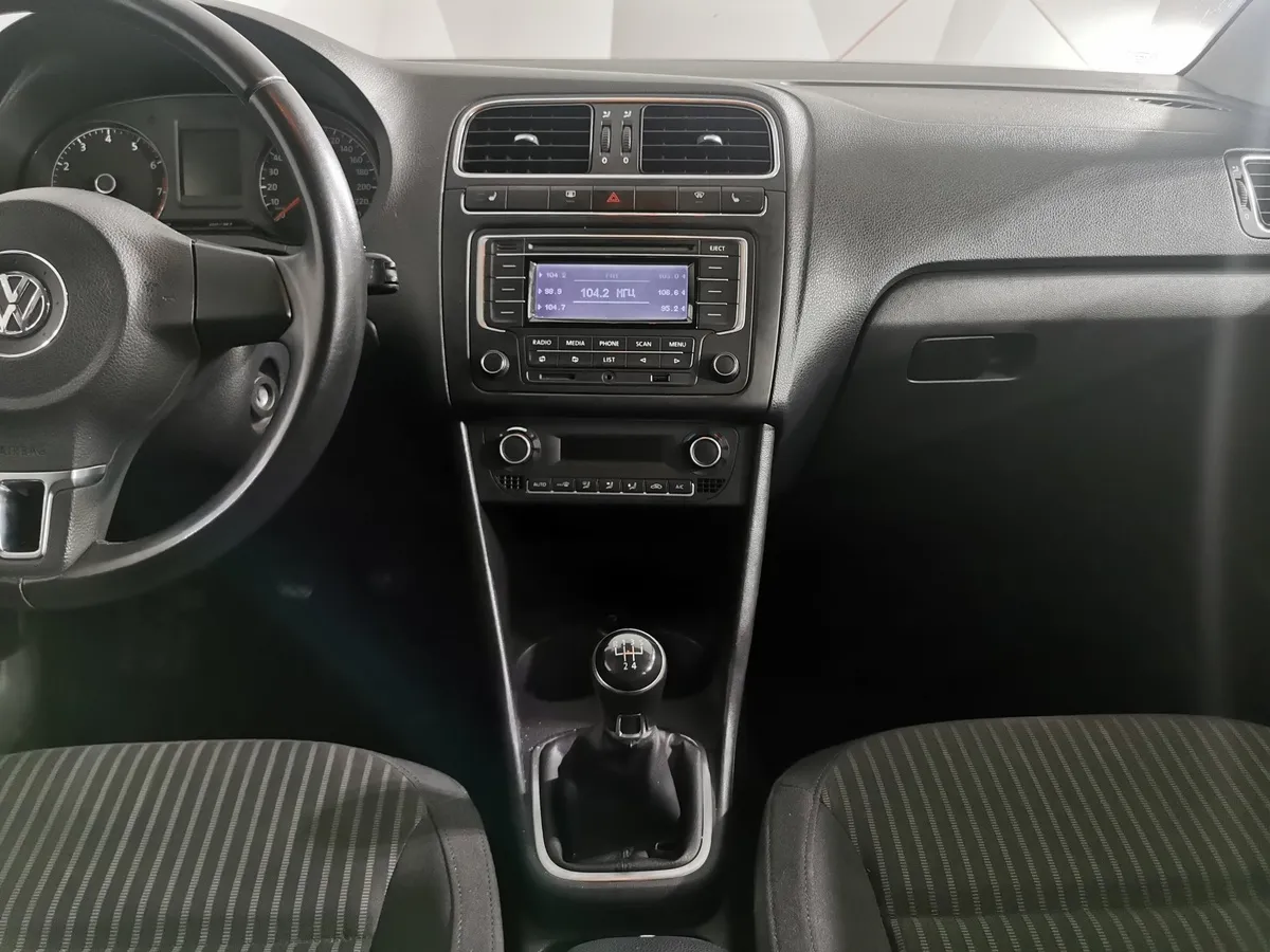 Volkswagen Polo 1.6 MT (105 л.с.) Черный в АВИЛОН. Слайд №14