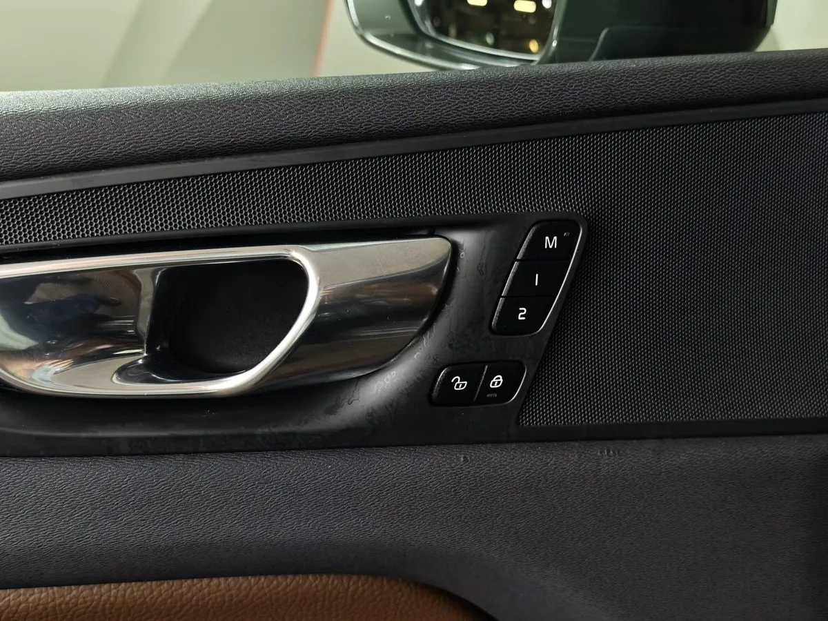 Volvo XC60 2.0 AT AWD (264 л.с.) Luxury Edition Коричневый в АВИЛОН. Слайд №22