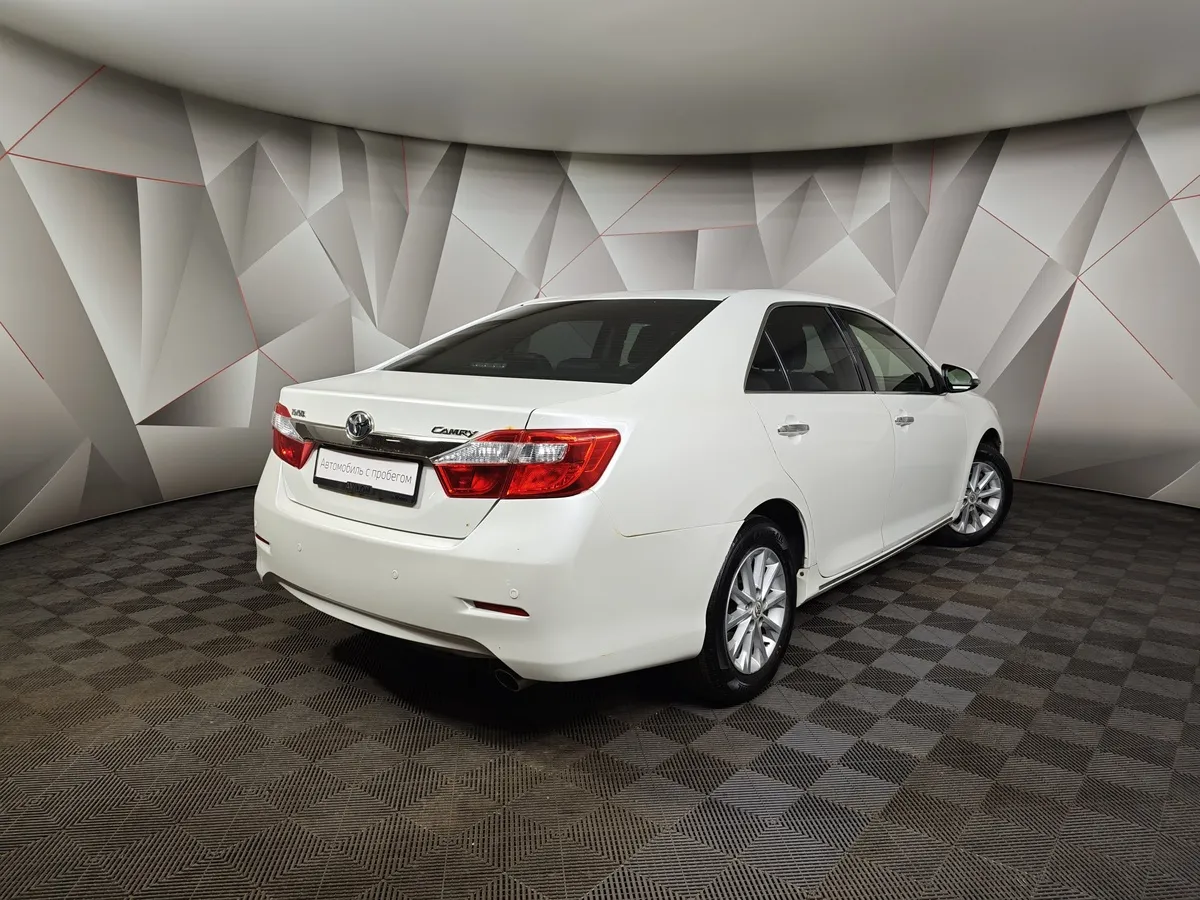Toyota Camry 2.5 AT (181 л.с.) Стандарт Белый в АВИЛОН. Слайд №2