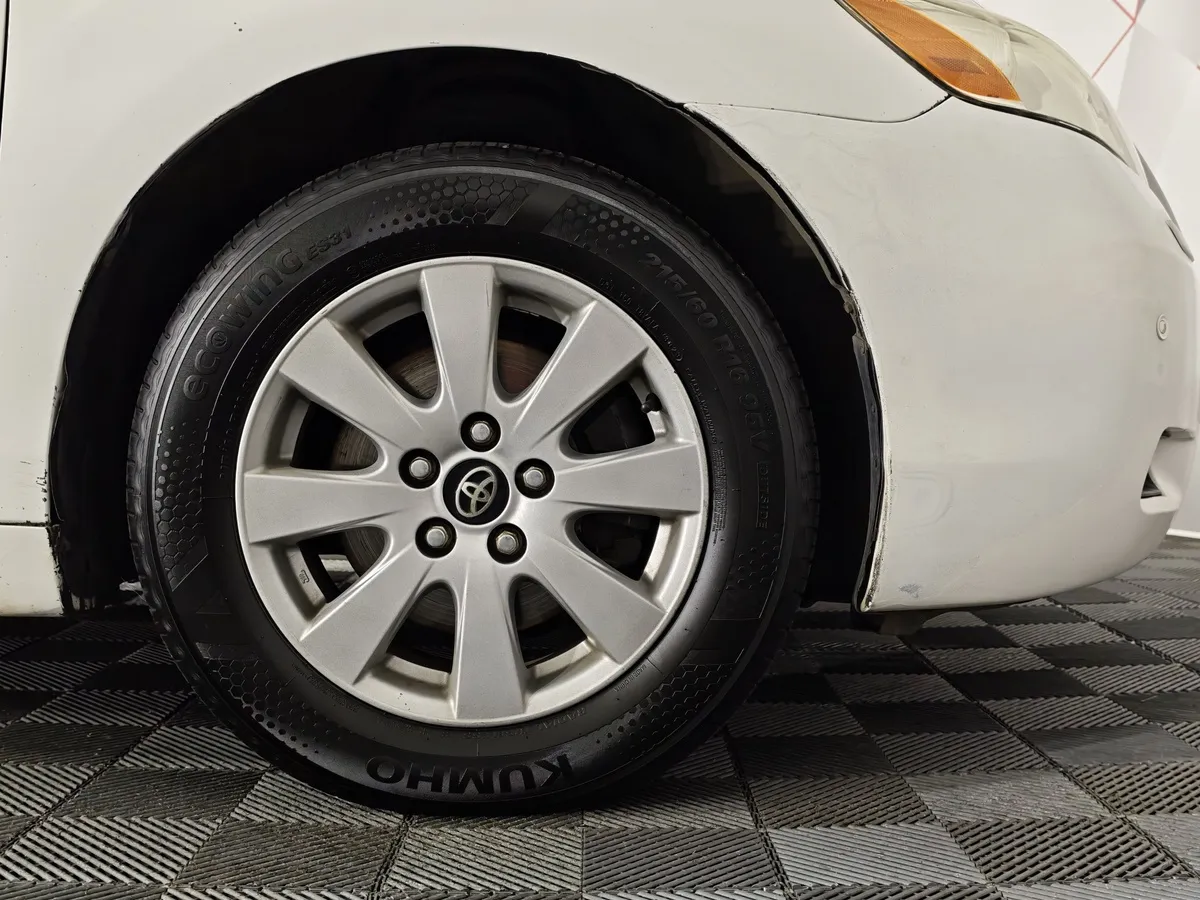 Toyota Camry 2.4 VVT-i AT (167 л.с.) Белый в АВИЛОН. Слайд №9