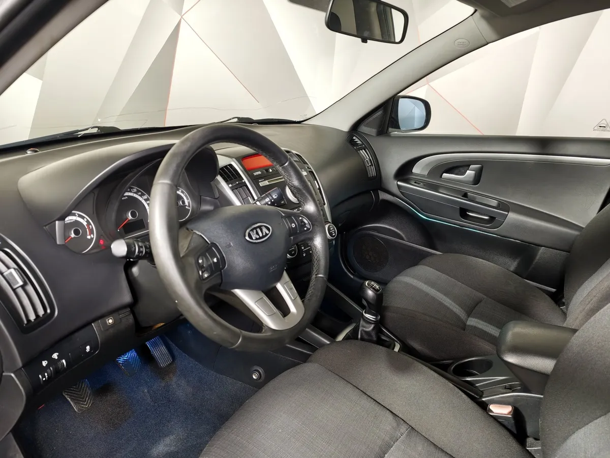 Kia Ceed 1.6 MT (129 л.с.) Comfort Серебристый в АВИЛОН. Слайд №17