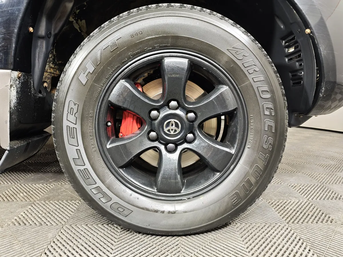 Toyota Land Cruiser Prado 4.0 AT (249 л.с.) Черный в АВИЛОН. Слайд №9