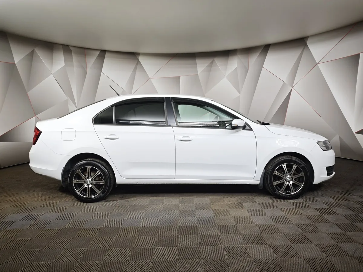 Skoda Rapid 1.6 MT (90 л.с.) Белый в АВИЛОН. Слайд №6