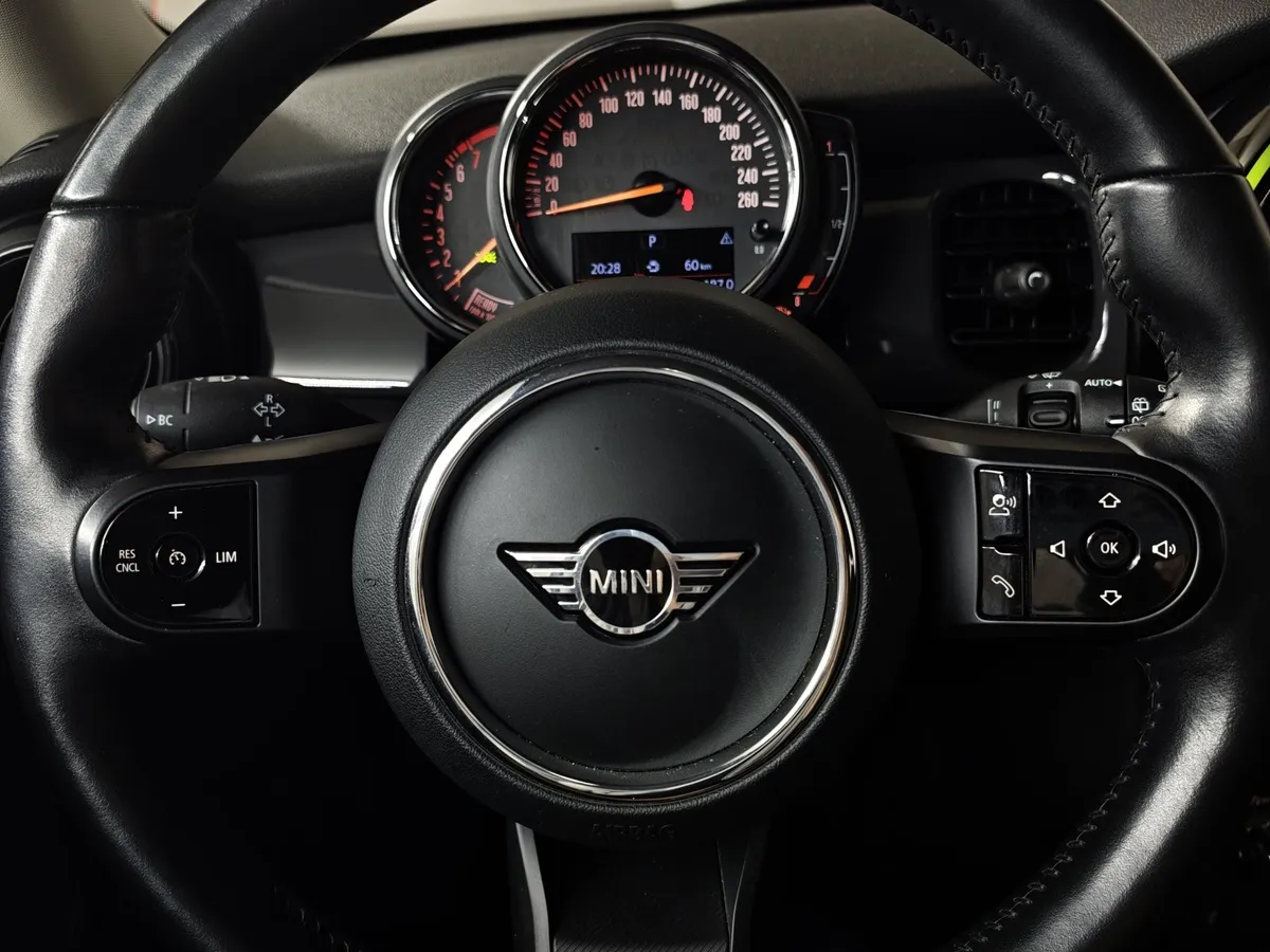 MINI 3 двери Cooper 1.5 AT (136 л.с.) Essential Серый в АВИЛОН. Слайд №19