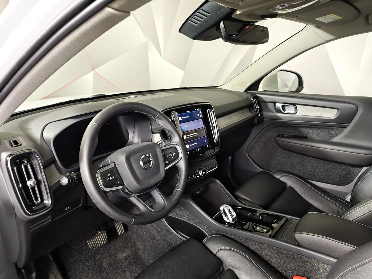 Volvo XC40 2.0 B4 AT AWD (190 л.с.) Deluxe Белый в АВИЛОН. Слайд №19