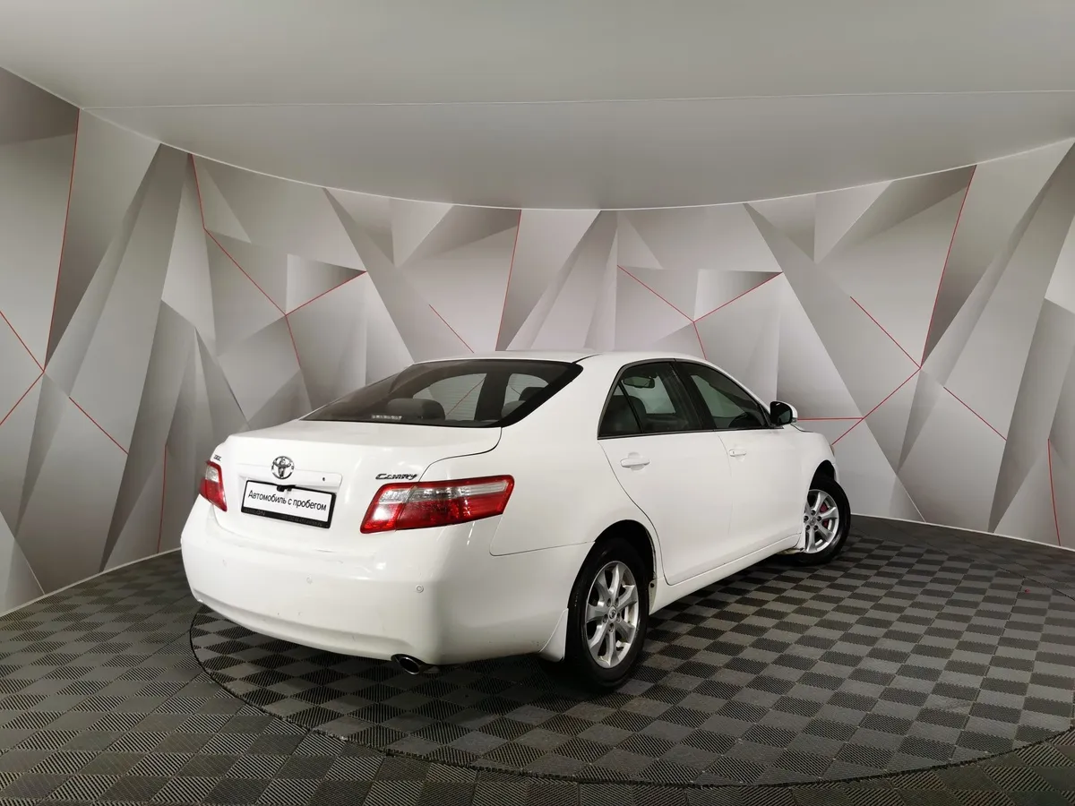 Toyota Camry 2.4 VVT-i AT (167 л.с.) Белый в АВИЛОН. Слайд №2
