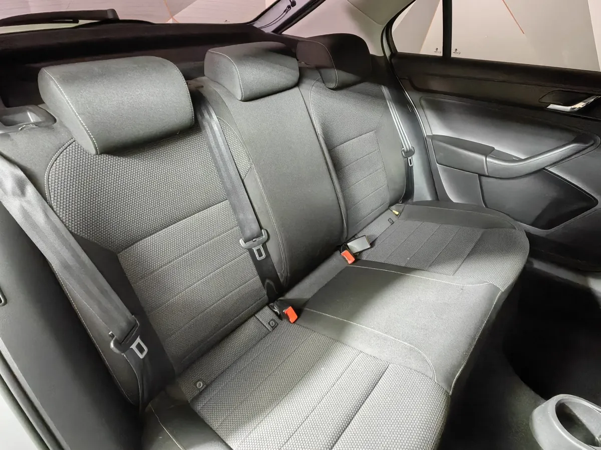 Skoda Rapid 1.6 MT (105 л.с.) Серебристый в АВИЛОН. Слайд №17