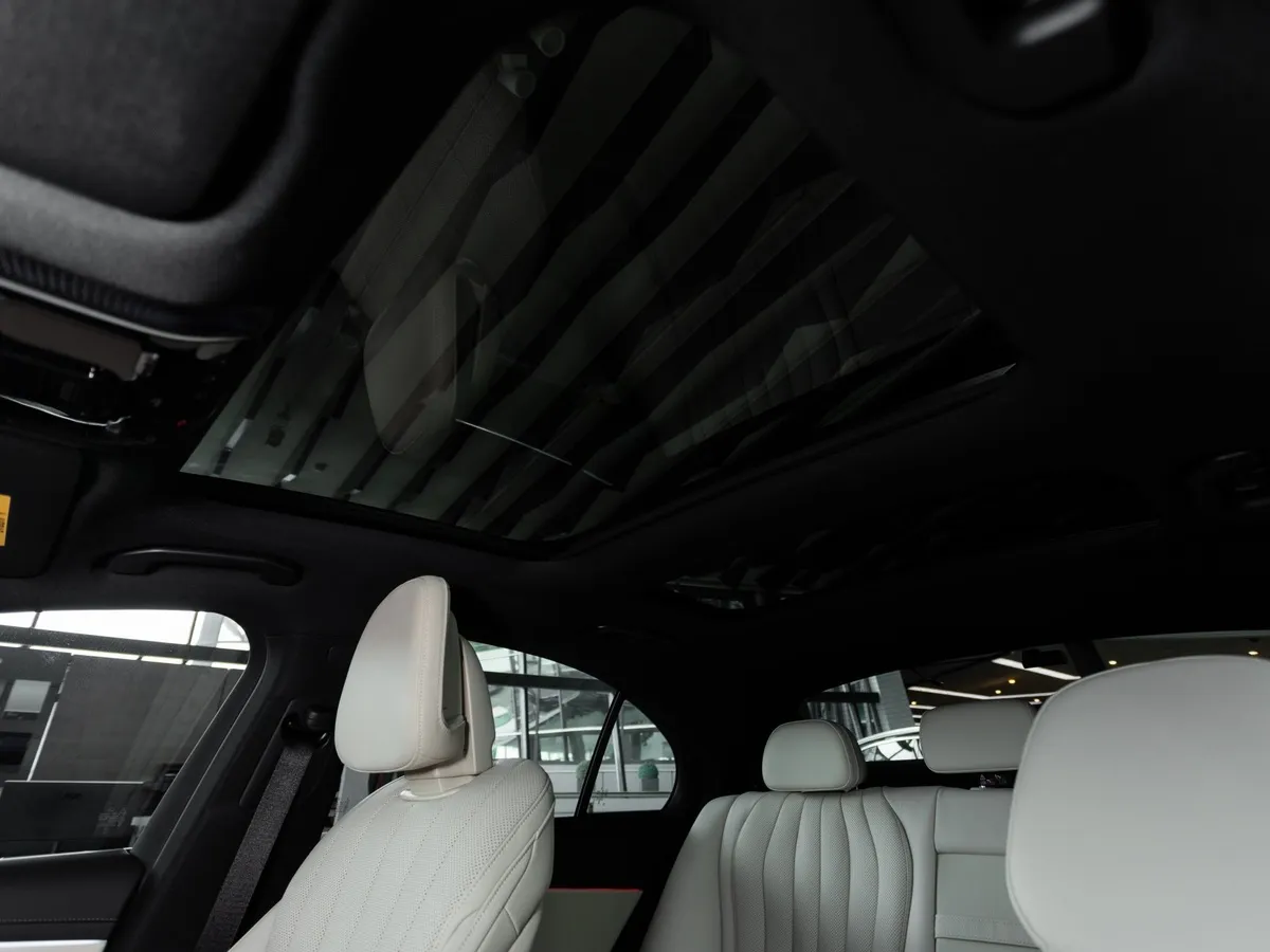 Mercedes-Benz E-Класс E 300 4MATIC (258 л.с.) Черный в АВИЛОН. Слайд №20