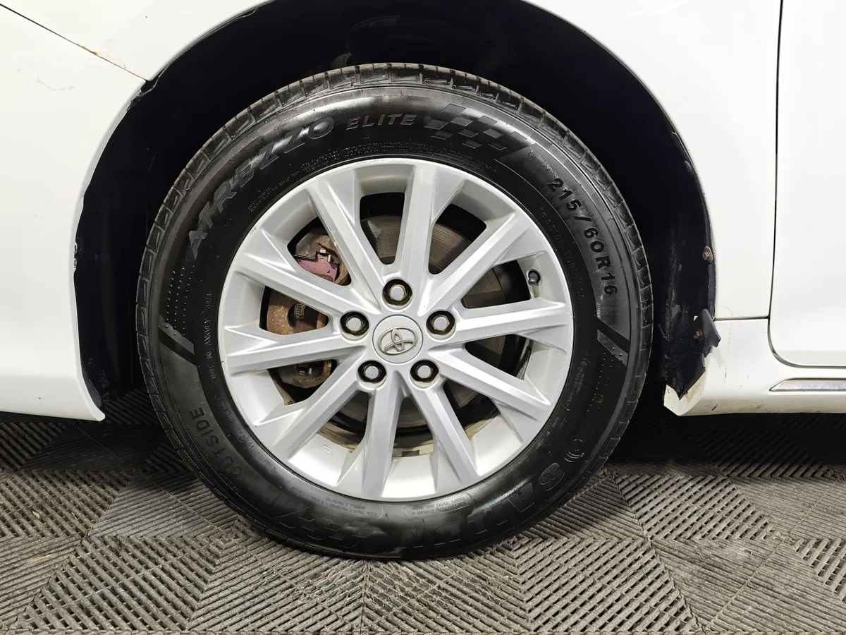 Toyota Camry 2.5 AT (181 л.с.) Белый в АВИЛОН. Слайд №9