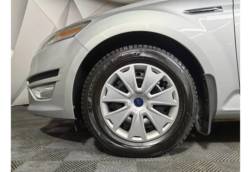 Ford Mondeo 2.3 AT (161 л.с.) Ambiente Серебристый в АВИЛОН. Слайд №9