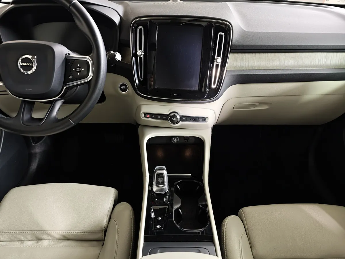 Volvo XC40 2.0 T5 Drive-E AT AWD (247 л.с.) Inscription Бежевый в АВИЛОН. Слайд №15