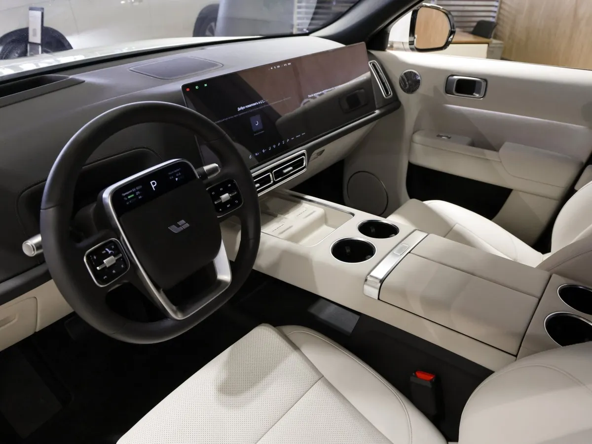 Li Auto L9 1.5 AT 4WD (449 л.с.) Ultra Белый в АВИЛОН. Слайд №9