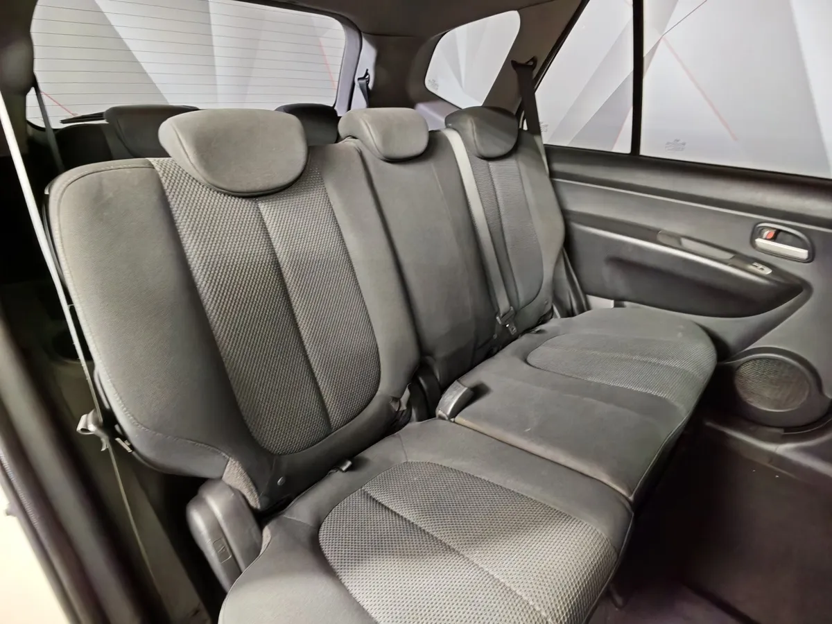 Kia Carens 2.0 MT (137 л.с.) Бежевый в АВИЛОН. Слайд №16