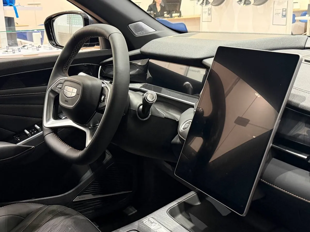 Geely Preface 2.0T 7DCT FWD (150 л.с.) Флагман Серый в АВИЛОН. Слайд №5