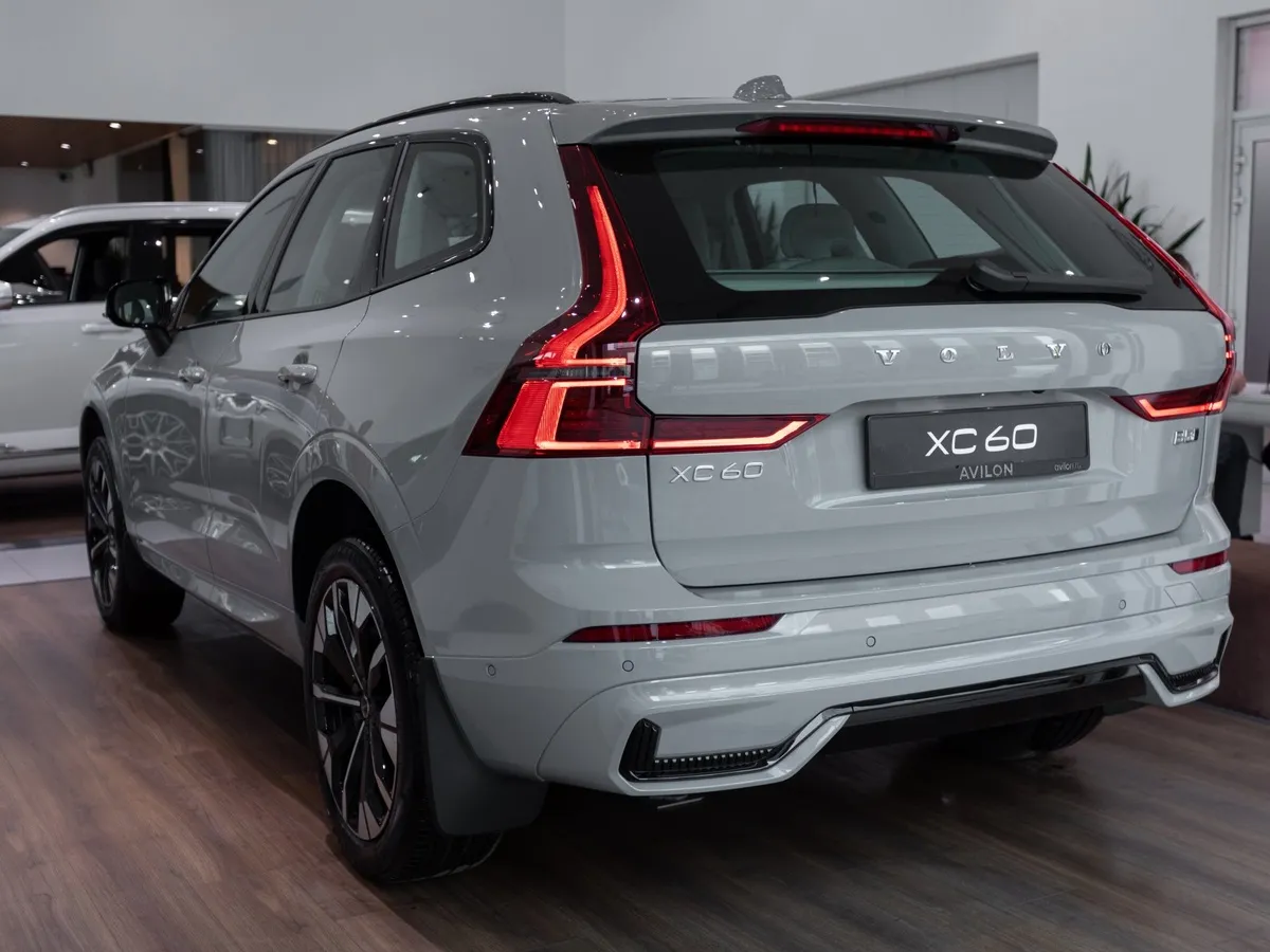 Volvo XC60 2.0 B5 8AT AWD (250 л.с.) Ultra Dark Серый в АВИЛОН. Слайд №5