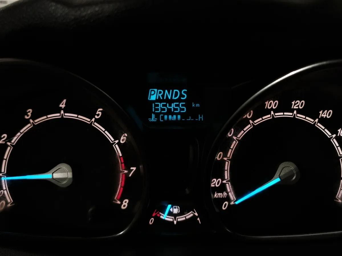 Ford Fiesta 1.4 MT (80 л.с.) Ghia Оранжевый в АВИЛОН. Слайд №17