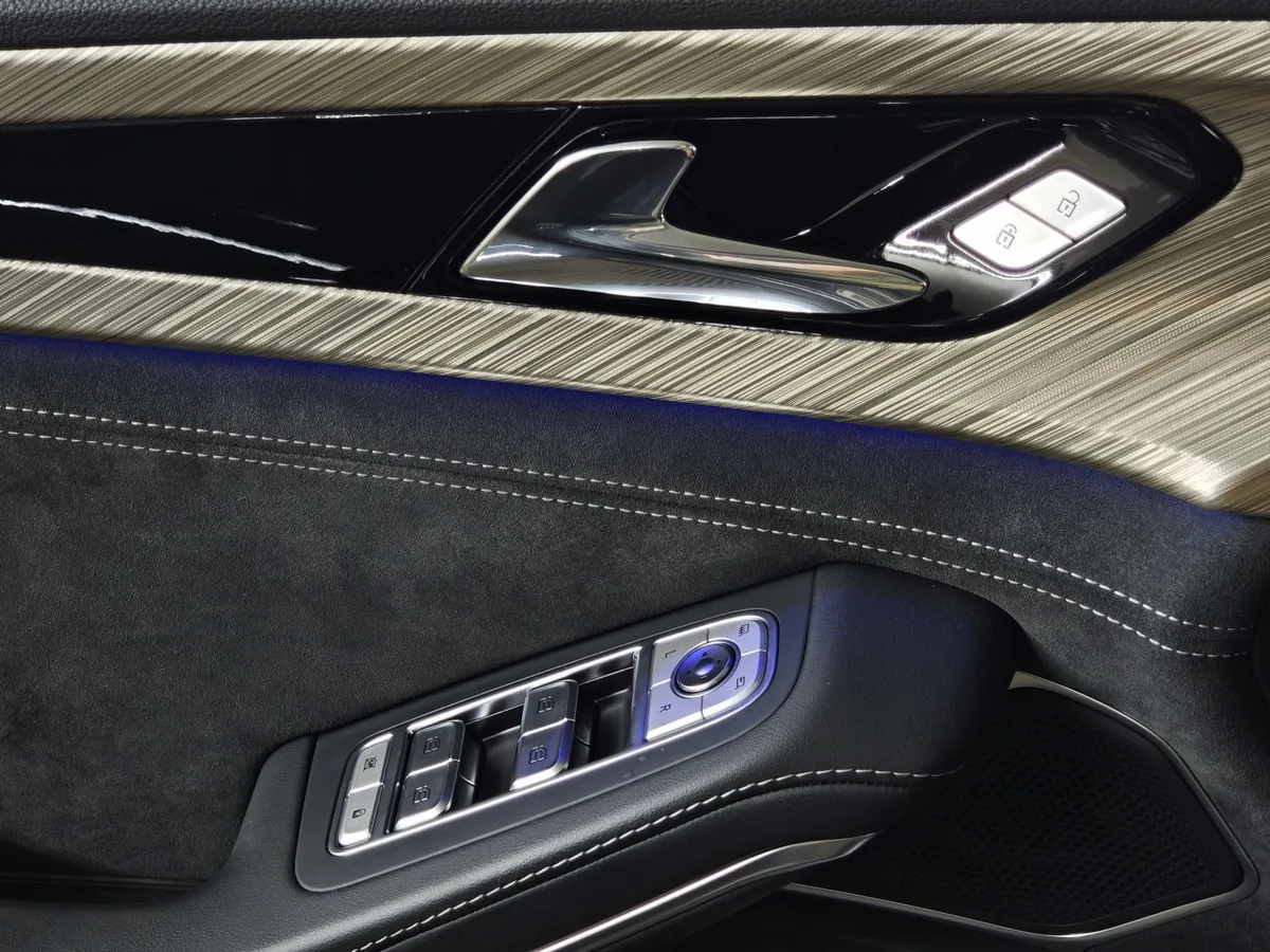 Hongqi H9 2.0T AT (245 л.с.) Делюкс двухцветный Черный в АВИЛОН. Слайд №22