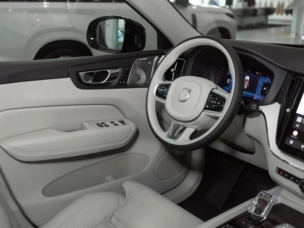 Volvo XC60 2.0 B5 8AT AWD (250 л.с.) Ultra Dark Синий в АВИЛОН. Слайд №12