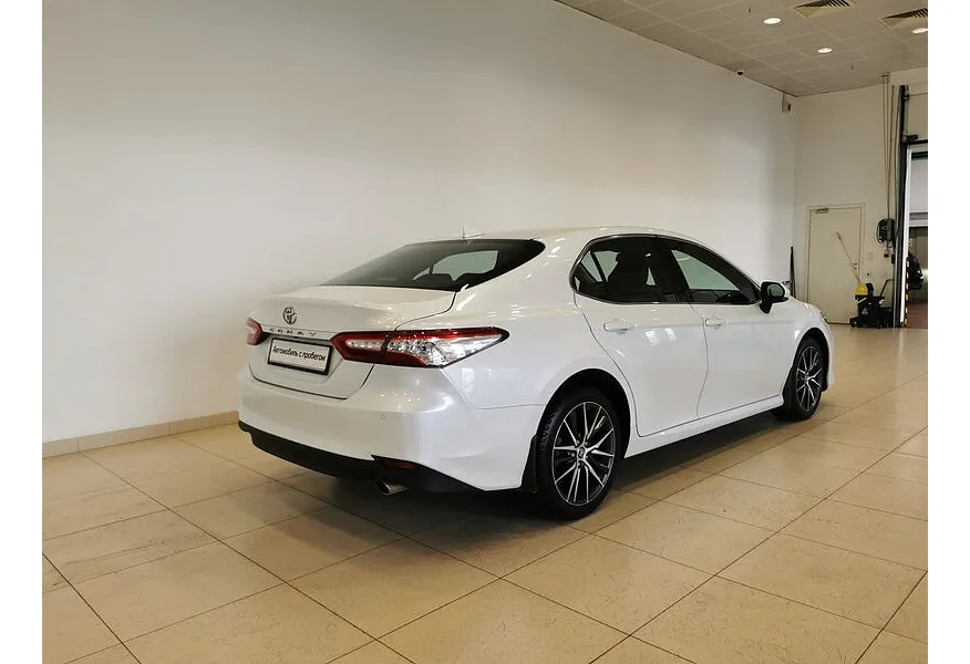 Toyota Camry 2.5 AT (200 л.с.) Белый в АВИЛОН. Слайд №2