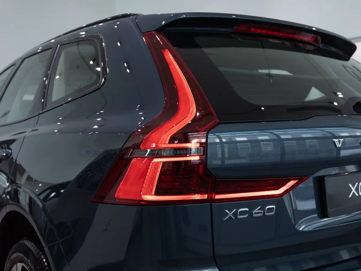 Volvo XC60 2.0 B5 8AT AWD (250 л.с.) Ultra Dark Синий в АВИЛОН. Слайд №17